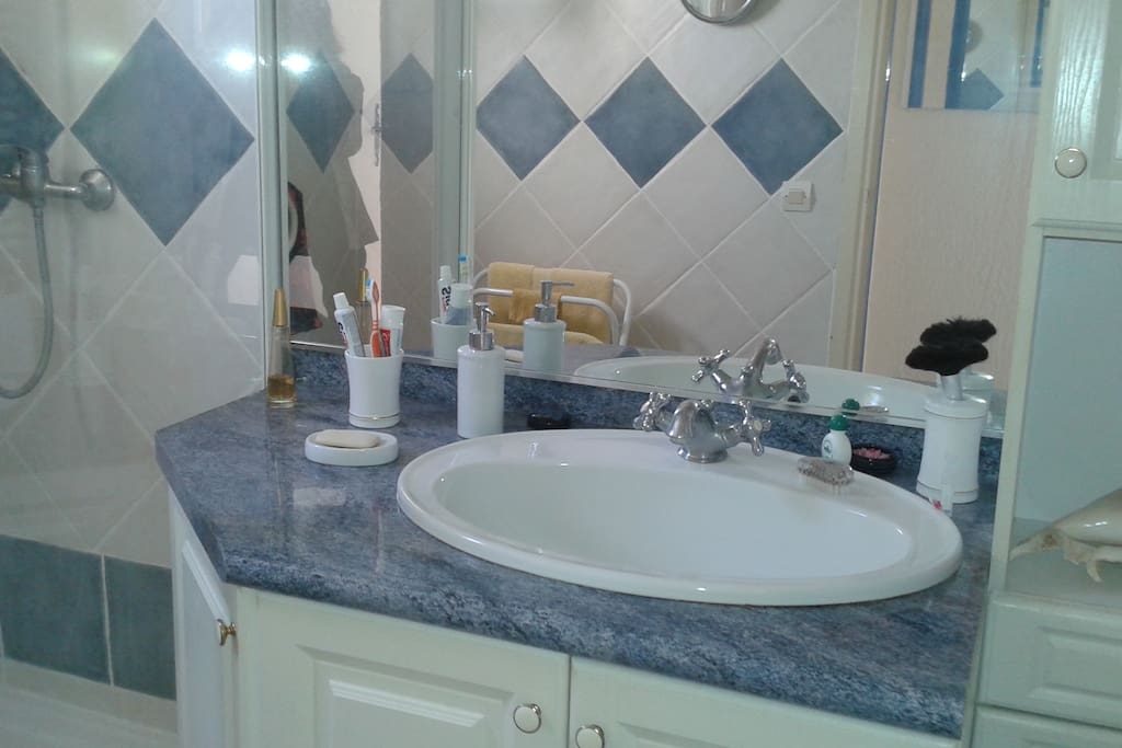 Salle de bain avec douche