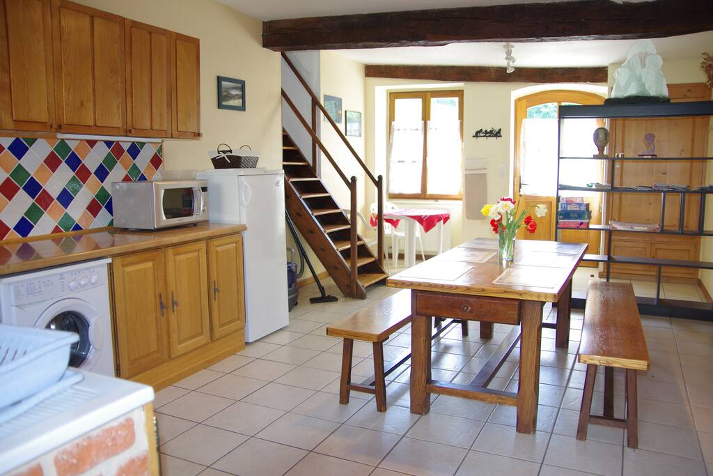 la grande cuisine / salle à manger et l'escalier qui monte au salon