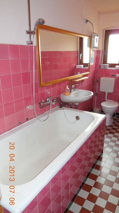 Unser Bad mit großer Badewanne, Dusche, Toilette.