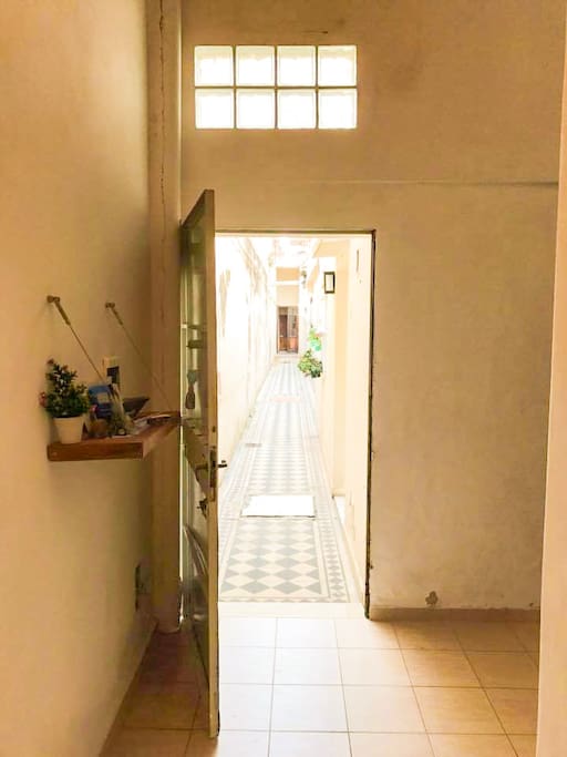 Pasillo de ingreso al departamento. Compartido con un departamento más.