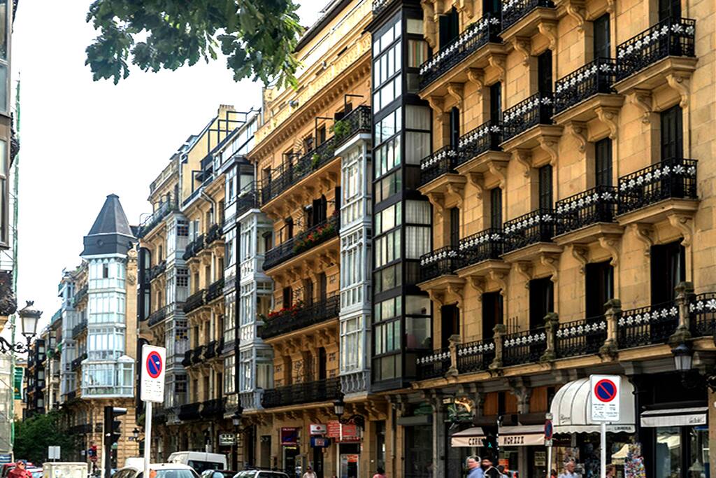 Fachada apartamento. Nuestra calle está situada en la denominada Area Romántica, con edificios construidos en el año 1900
