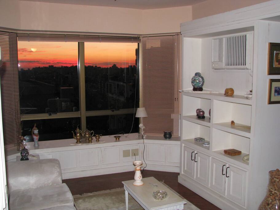 Por do sol visto na sala de estar
