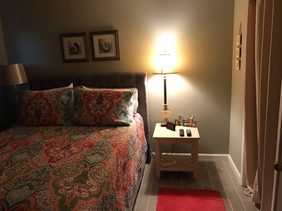 Master Bedroom with Queen Bed. 32 inch Flat Screen TV