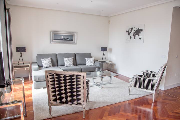 EXCLUSIVE 3 BEDROOMS APARTMENT IN CITY CENTER/SOL gallery image 3