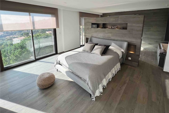 Suite principal  en la azotea con enorme terraza de 120 m2  frente al mar , aire acondicionado , TV de 75 pulgadas , altavoz Marshall wifi con doble ducha con vistas al mar y  jacuzzi XXL con vistas al mar también