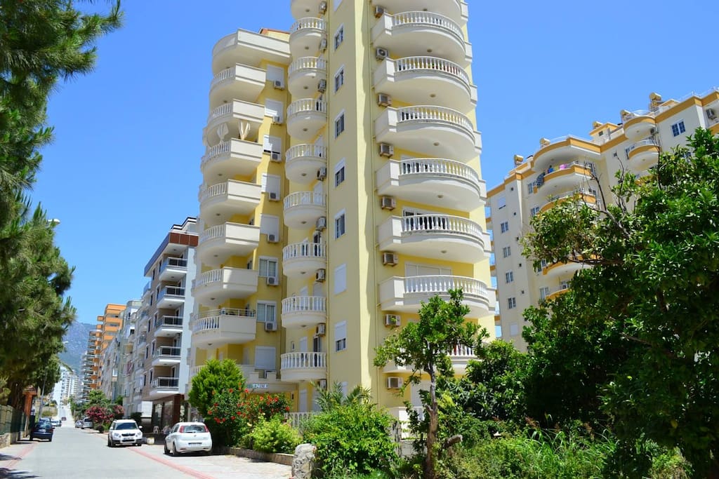 Appartment 5minutes from the beach & close to shopping, restaurants and markets. All rooms with air conditioning.