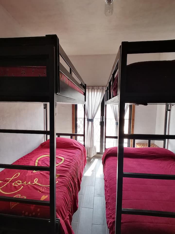 2号卧室设有一张双人床（右）的双层床和一张带单人床（左）的双层床和一个阳台。