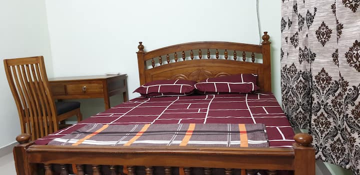 Chumba cha kulala 3, kiyoyozi, kitanda cha ukubwa wa mfalme na vitanda.