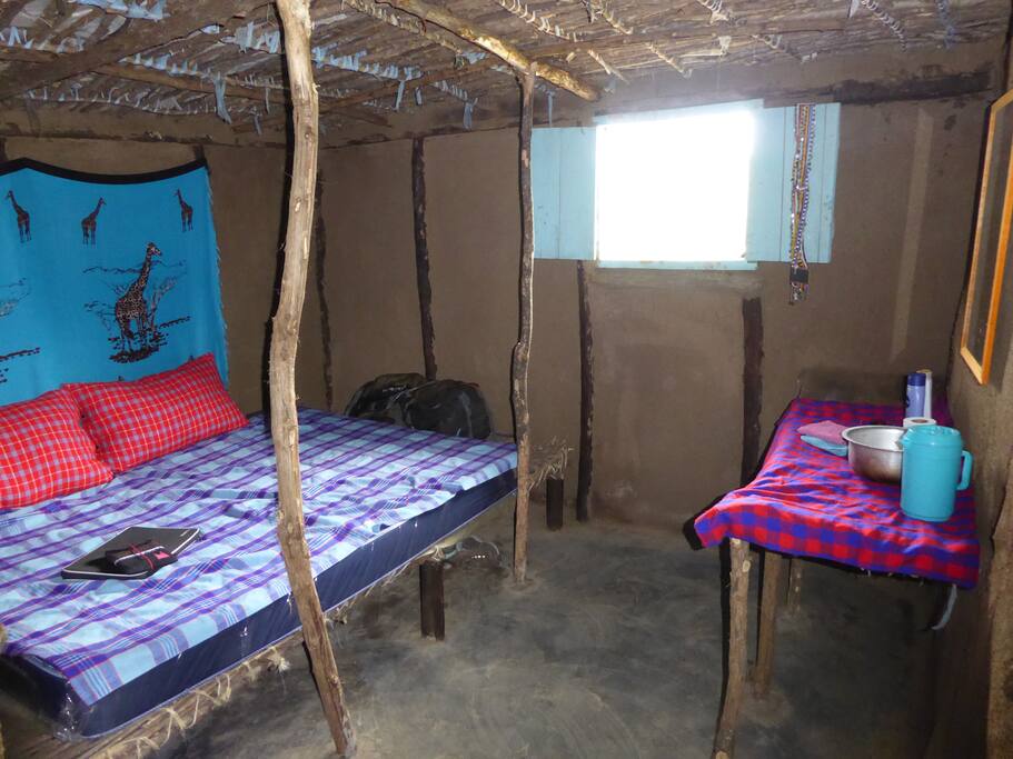 Bedroom with moskito-net window and wahsing table