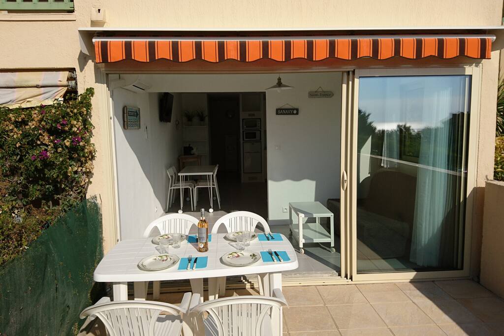 AGRÉABLE DE DÉJEUNER SUR LA TERRASSE FACE À LA MER - POUR S’ABRITER DU SOLEIL (STORE DÉROULANT À COMMANDE ÉLECTRIQUE)