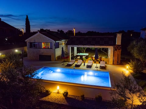 Villa Lorema-pool,hot tub,billiard &5600sqm garden