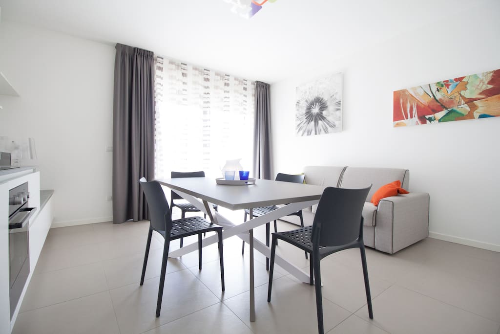 Zona giorno & cucina con divano letto matrimoniale/Kitchen & living room with double sofa bed