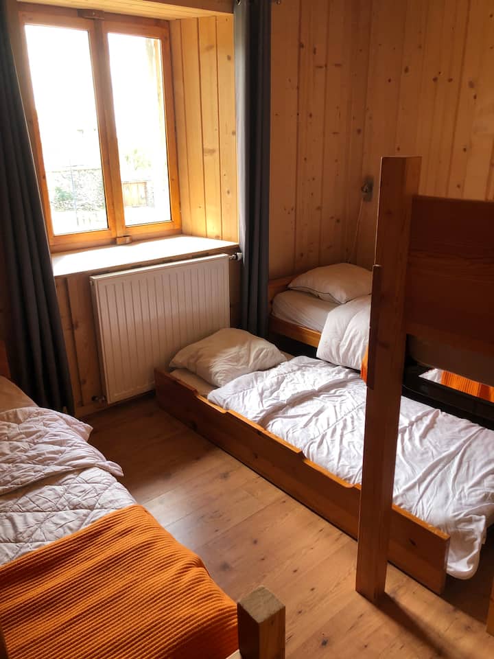 Dhoma e gjumit ka 4 dhoma gjumi
Ka një krevat me një krevat të pjerrët poshtë një  krevati tjetër