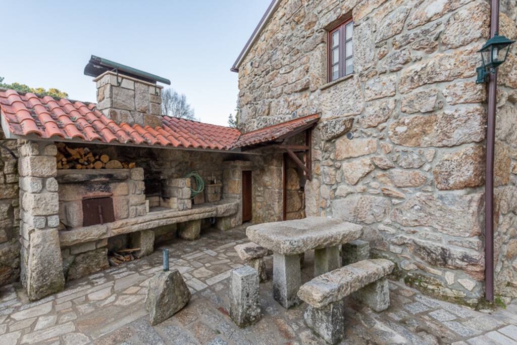 Churrasqueira e forno de lenha.