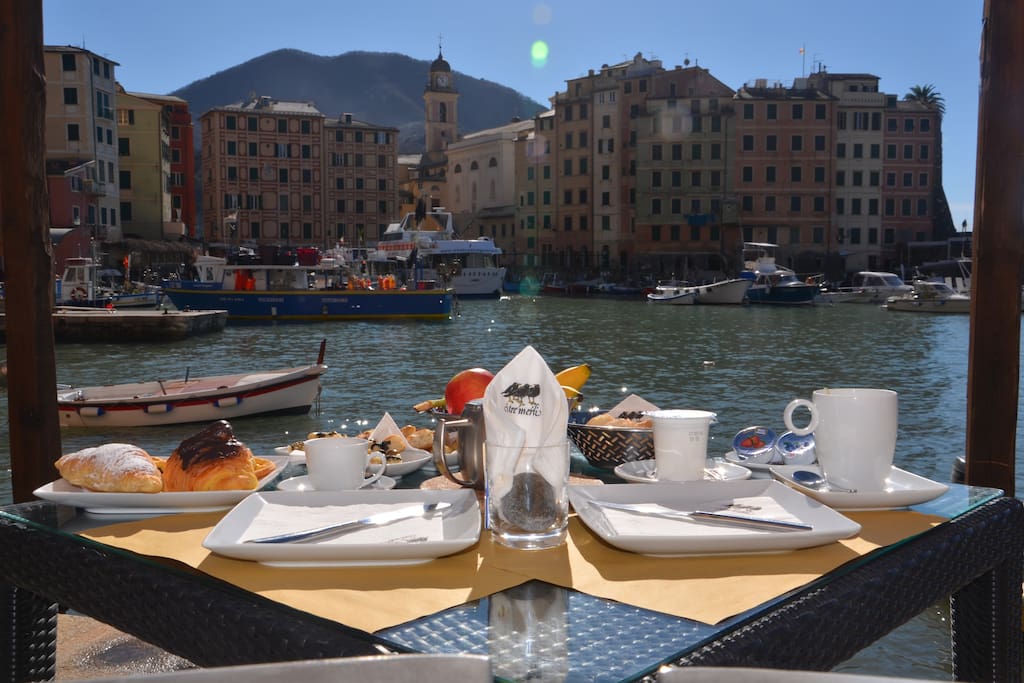 Breakfast on the harbor's quay, right on the sea!