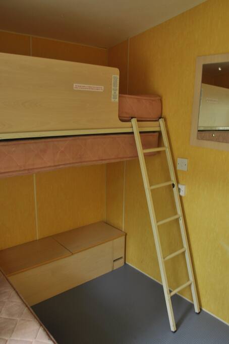 Chambre 2, deux lit simples ou un lit double et un lit simple.