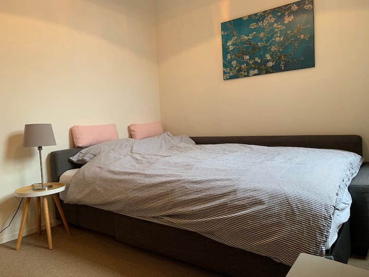 חדר שינה שני עם ספה נפתחת (140x200 ס"מ) עם מזרן עליון נוסף לנוחות נוספת