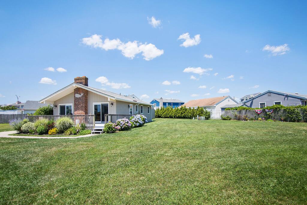 Large side yard