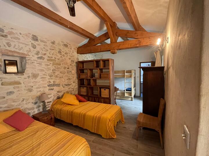 Etage : Chambre équipée de 2 lits 90x200 et de 1 (2) lits superposés, SDD au fond