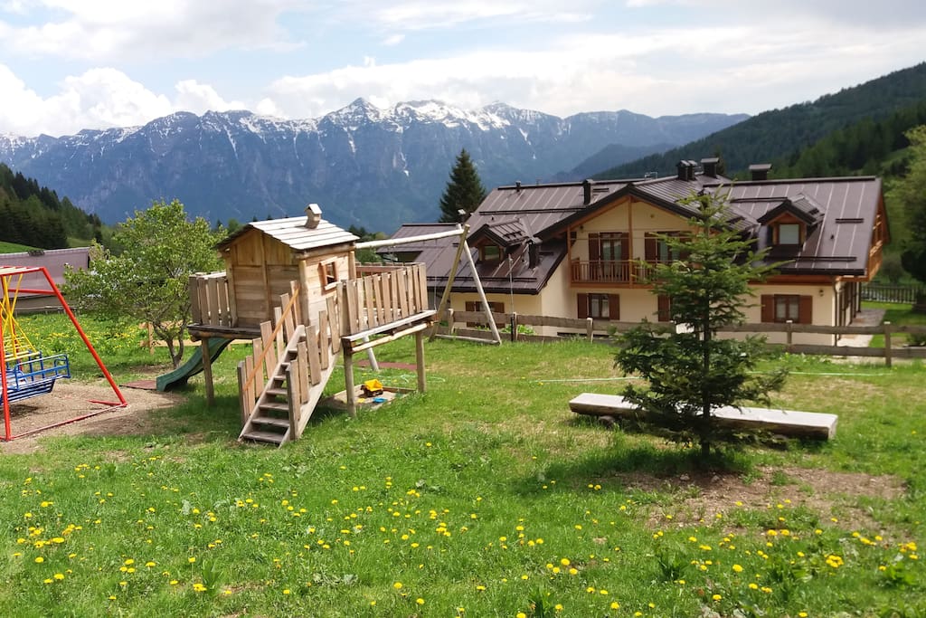 Parco giochi con vista sulla catena del lagorai