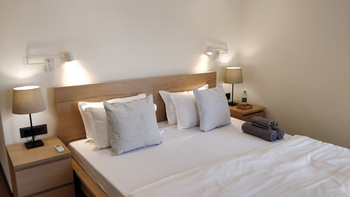 Ლუქს-კლასის დანიშნული ოთახი ძენის მსგავსი, მინიმალისტური დიზაინის თემით