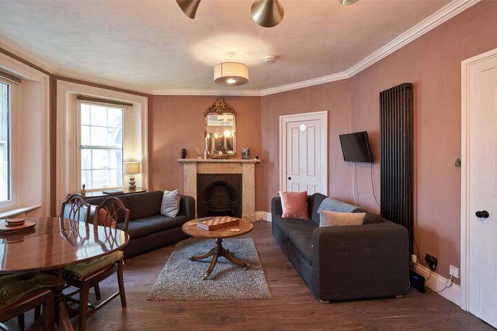 3 Bedroom Apartment – Historic Old Town