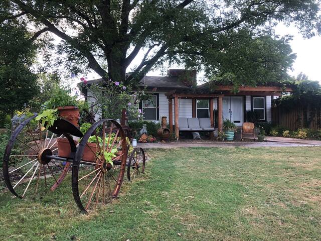 7 miles from ATT Stadium Garden Cottage Home