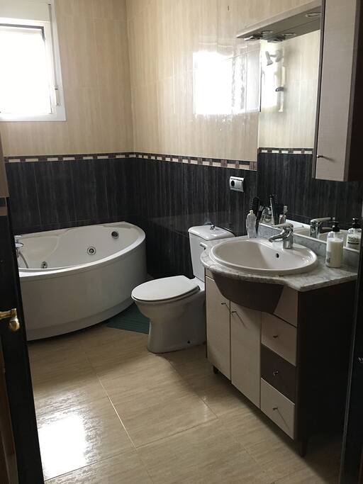 Baño con plato de ducha y jacuzzi.
(La bañera de hidromasaje no está disponible temporalmente).