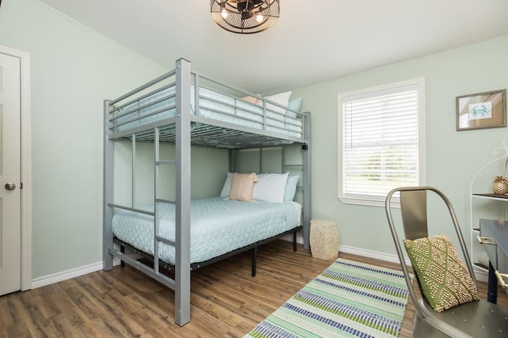 غرفة النوم رقم3 - سرير بطابقين مع مرتبتين بالحجم الكامل 
يقع في الخزانة
- باك إن بلاي
- طاولة أطفال
- كرسي مرتفع 
- ألعاب إضافية