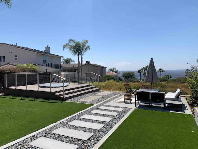 Modern Hilltop Home: Roomy, Views, Family-Friendly