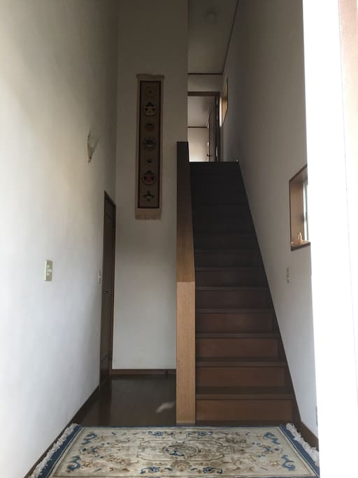 玄関入ってすぐの階段です。