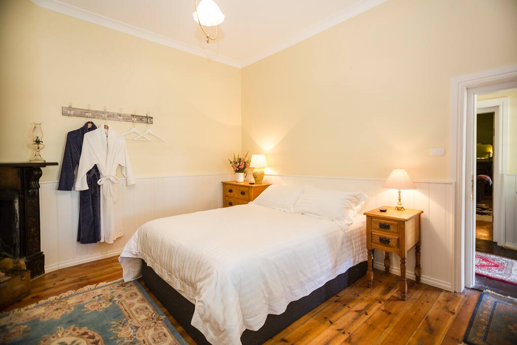 Blue queen room