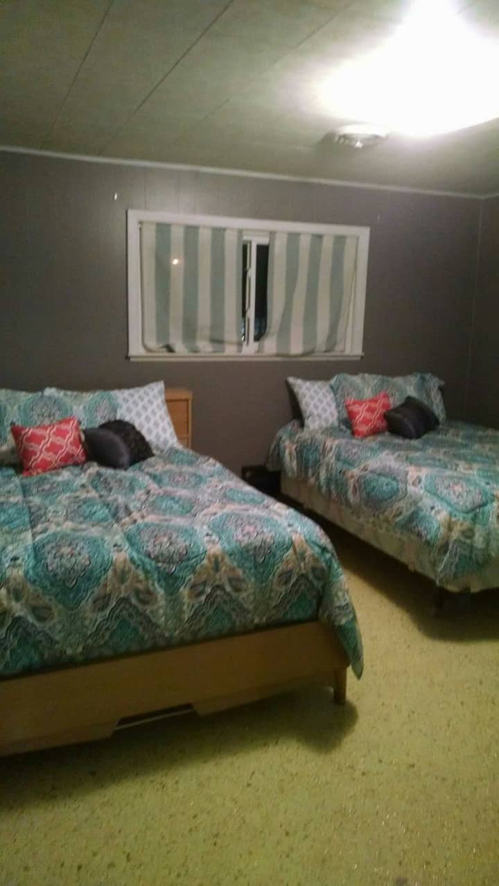 غرفة نزلاء تضم سريرين كاملين مع تلفزيون