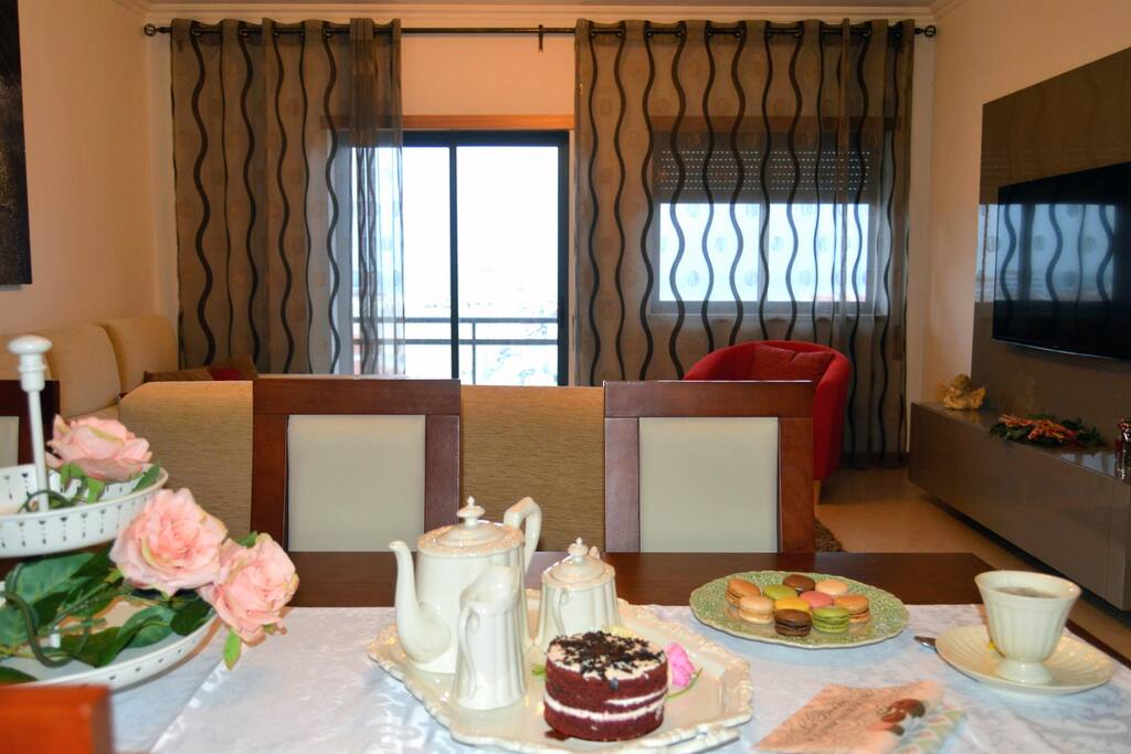 Sala de Estar com TV, wifi e Zona de Refeições com vista mar