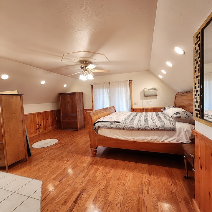 Bedroom #1 (master bedroom - upper level) is where you'll dream about tomorrow's round of golf. 