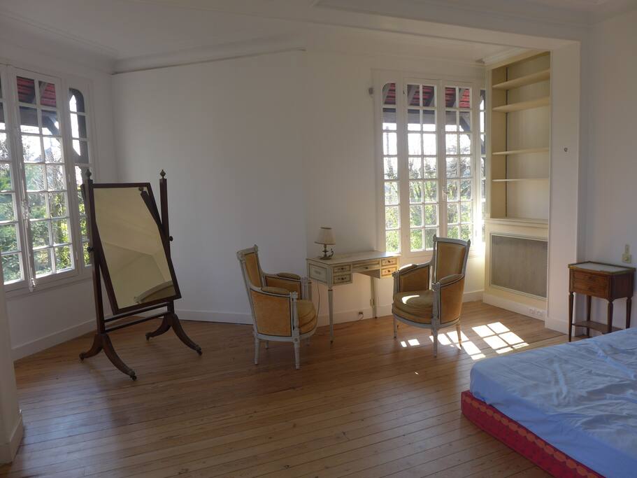Chambre spacieuse et lumineuse avec vue sur le parc