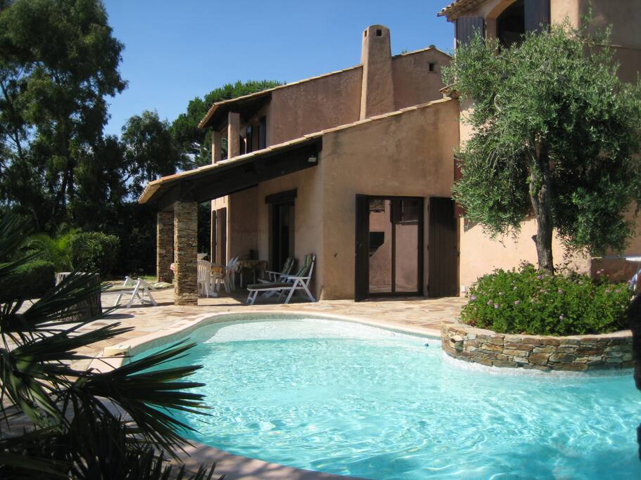 Piscine au pied de la villa