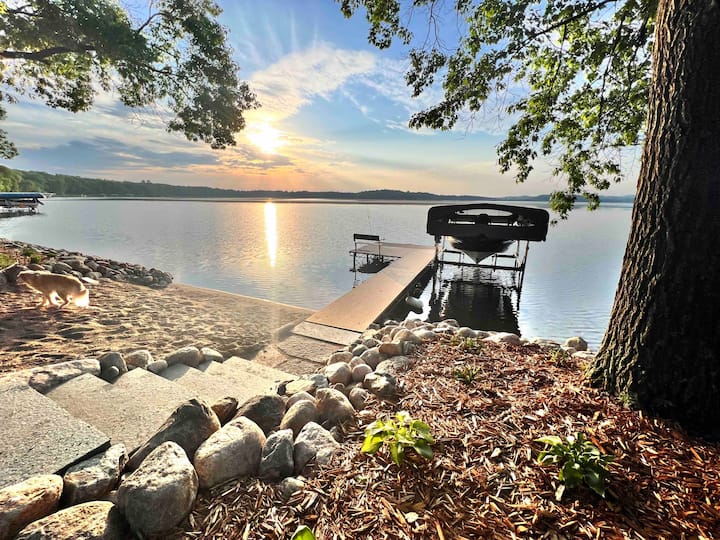 Spacious lake house w/ room for the whole family!