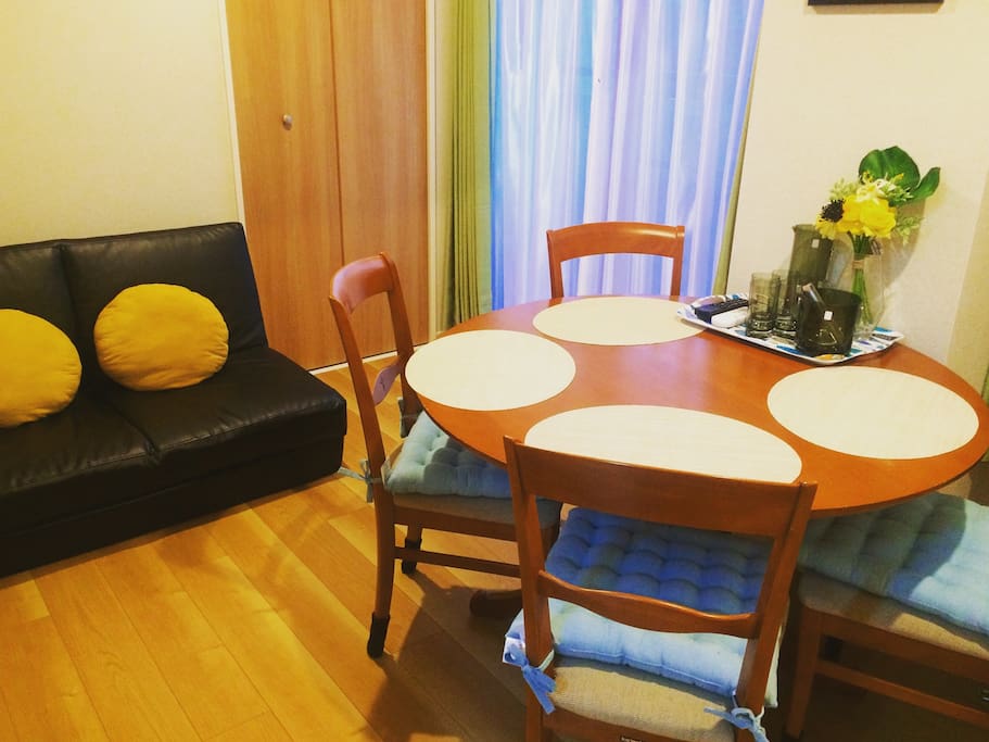 Dinning room is facing the South. We have coffee machine and beans available in the room. Please feel free to enjoy your cup of fresh dripped coffee in our well decorated dinning room and the refreshed morning.