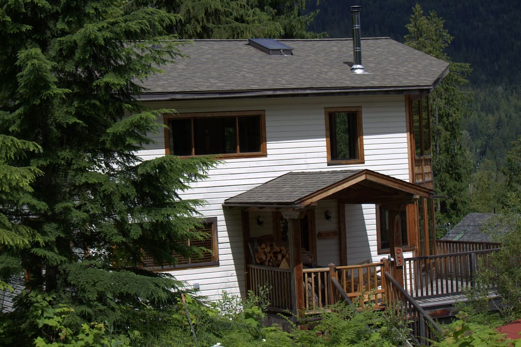 Side view entrance with deck