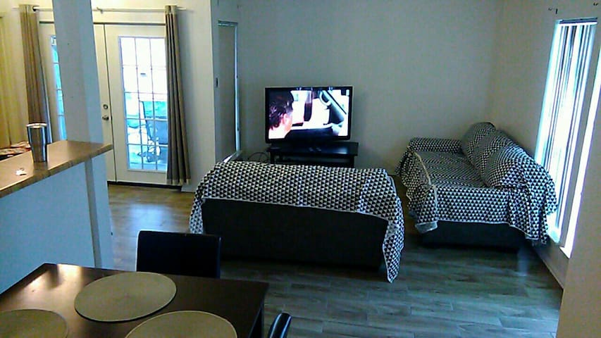 2 Bedrooms Townhouse & Patio 9 Miles to Bush Airp!