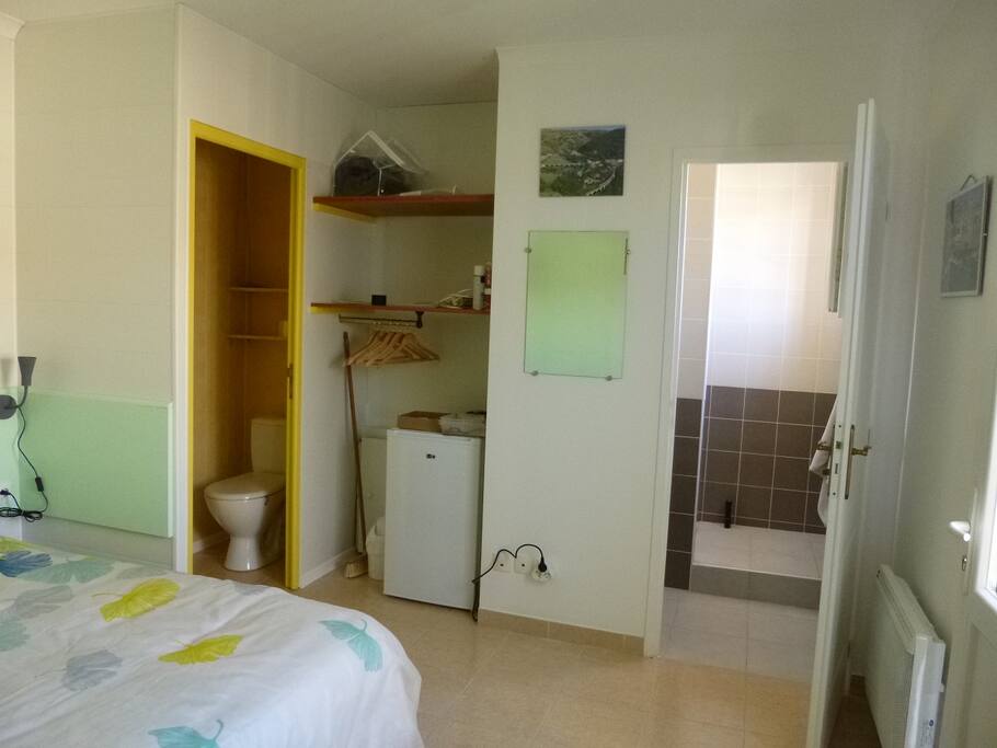 Toilettes et salle d'eau séparées