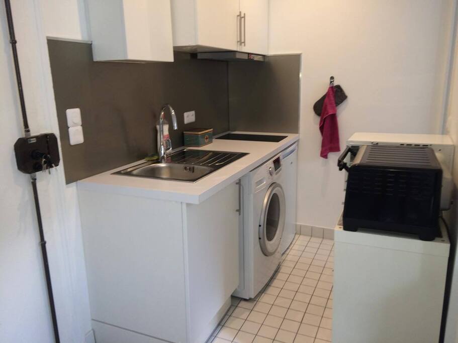 Cuisine entièrement aménagée avec lave-linge/sèche-linge