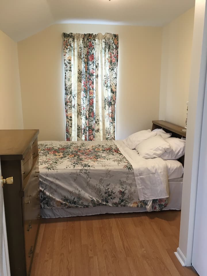 Parivuoteessa on kaksi henkilöä, lipasto, peili ja vaatekaappi.  Makuuhuone on vuodelta 1958, mutta Memory Foam -patja on helmikuussa 2019.  Ikkunasta on näkymä pieneen kaupunkipuistoon ja vilaus Kenoshan satamasta puiden välissä.  