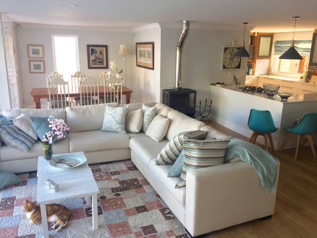 Living in the View on the Marina. gallery image 2