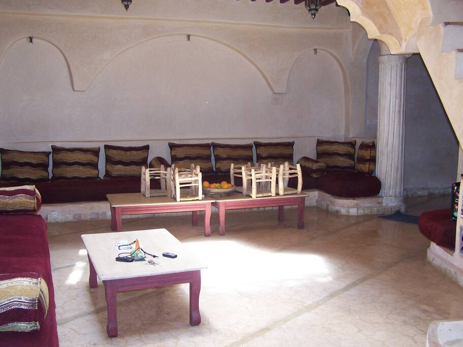 salon marocain avec télévision.
Plusieurs personnes peuvent s'installer confortablement