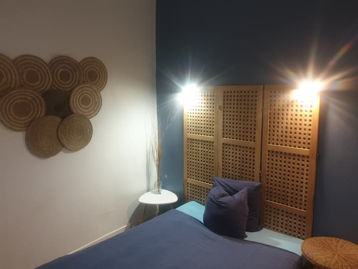 Chumba kilicho na kitanda maradufu kwenye ghorofa ya chini