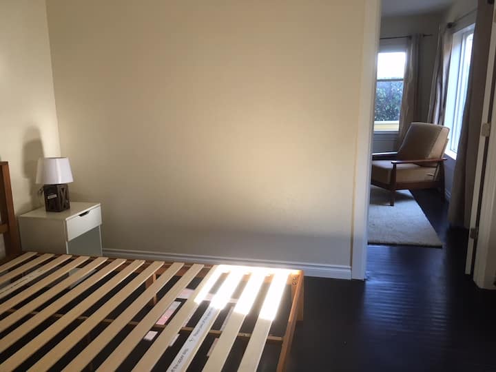 Главна спалня на пода, преди матракът да пристигне!
