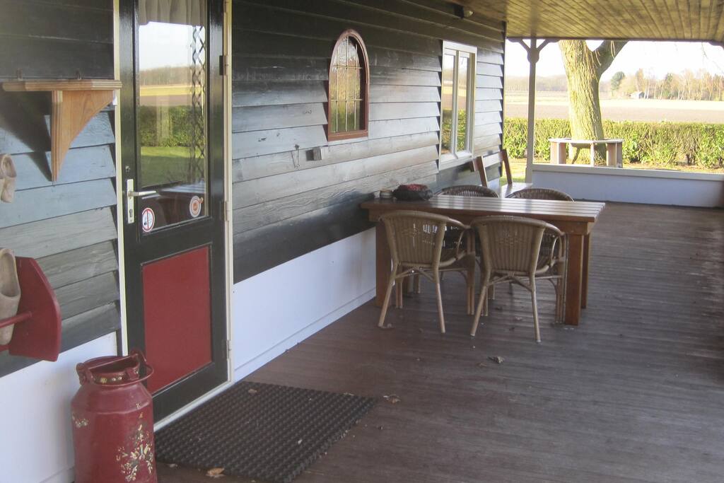 Entree onder de veranda waar gerookt mag worden.