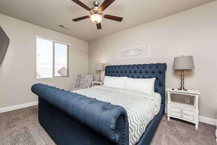 Slaapkamer 3, kingsize bed, eigen badkamer, Roku HDTV met flatscreen